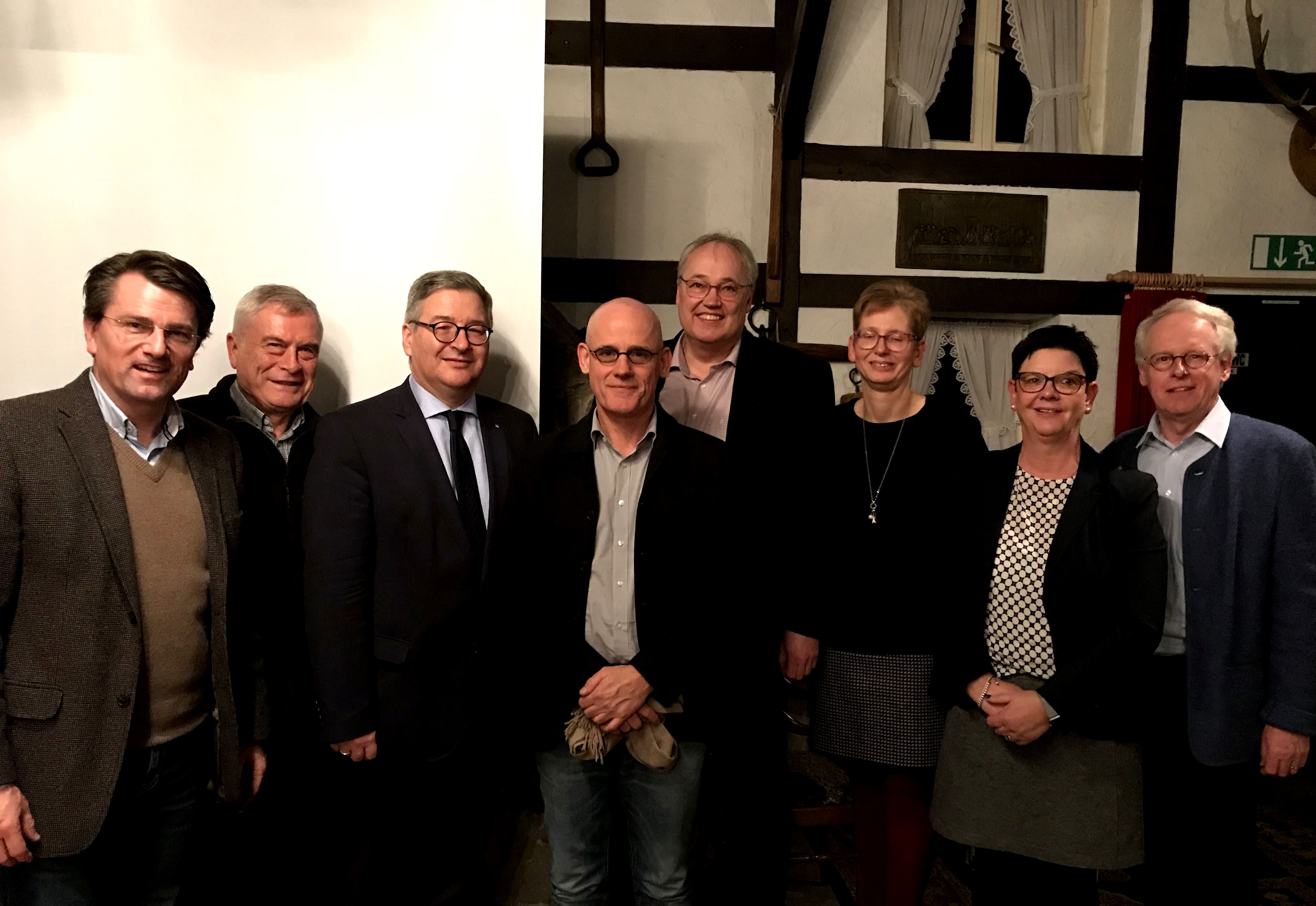 Bild von links: Guido Gutsche (Ratsmitglied und Vorsitzender der CDU-Kreistagsfraktion), Heinz Wessel (Vors. der CDU-Ortsunion Enniger), Michael Schrandt (VB-Vorstand), Architekt Thomas Becker, Michael Topmoeller (Vors. der Ortsunion Ostenfelde und stellv